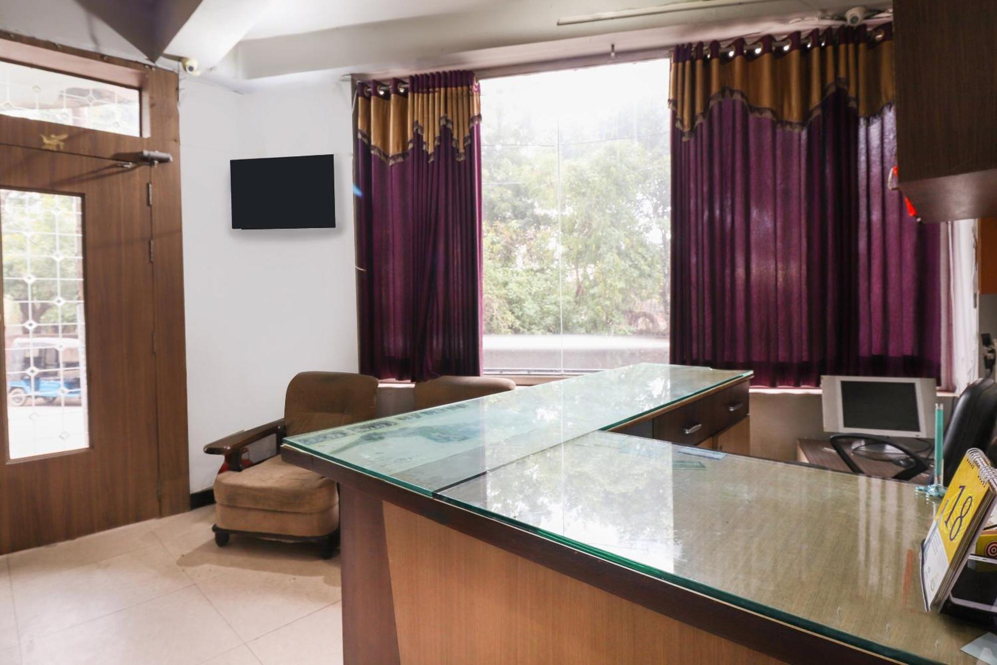 Oyo 69402 Yogeshwar Dhaam Hotell Vrindāvan Exteriör bild