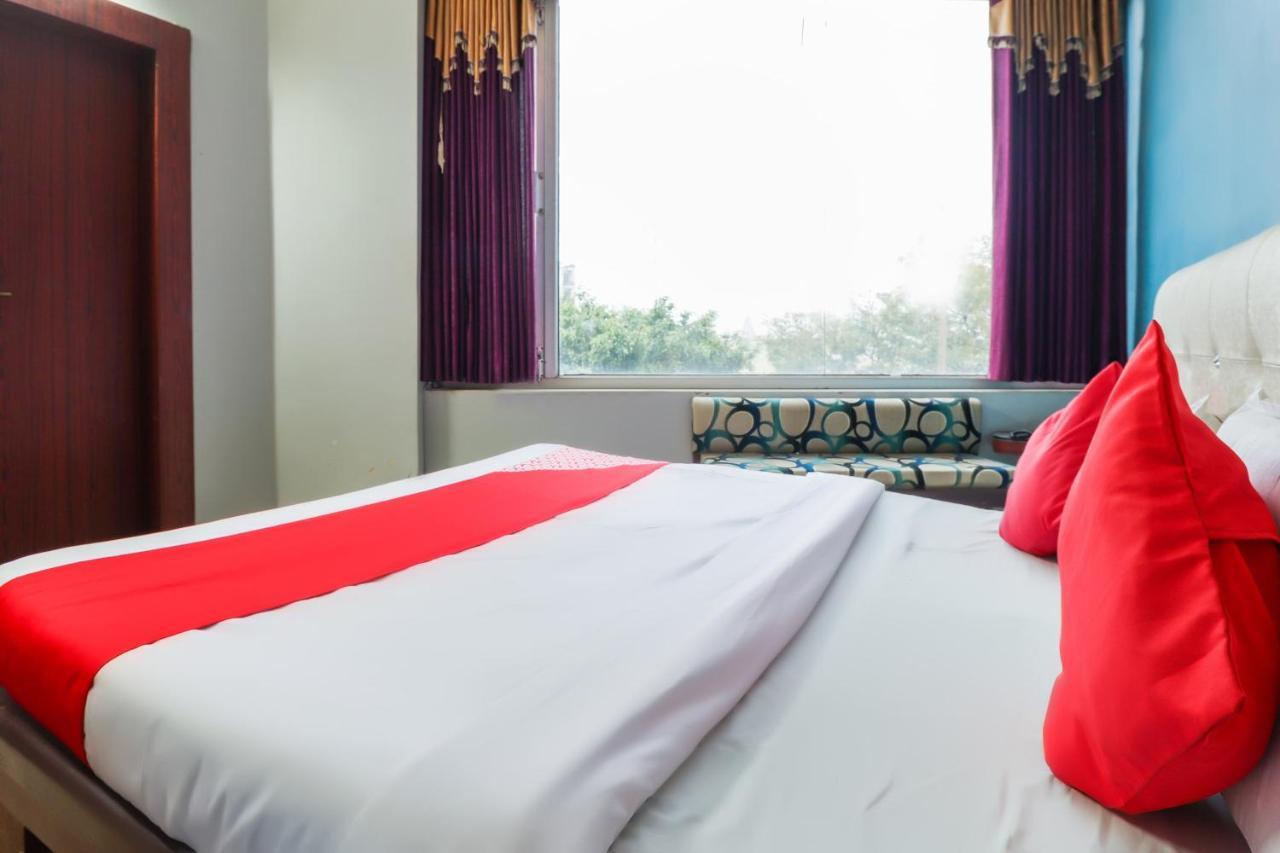 Oyo 69402 Yogeshwar Dhaam Hotell Vrindāvan Exteriör bild