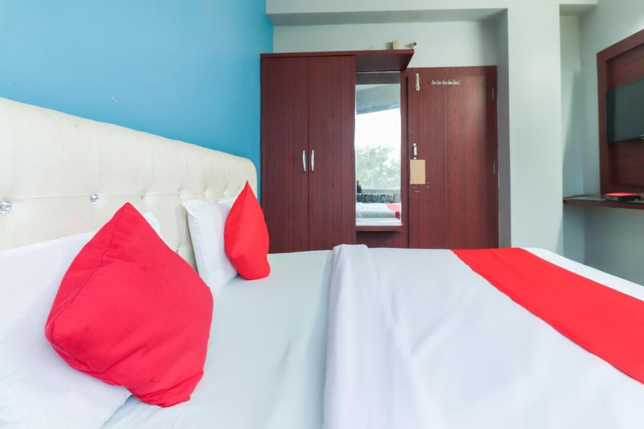 Oyo 69402 Yogeshwar Dhaam Hotell Vrindāvan Exteriör bild